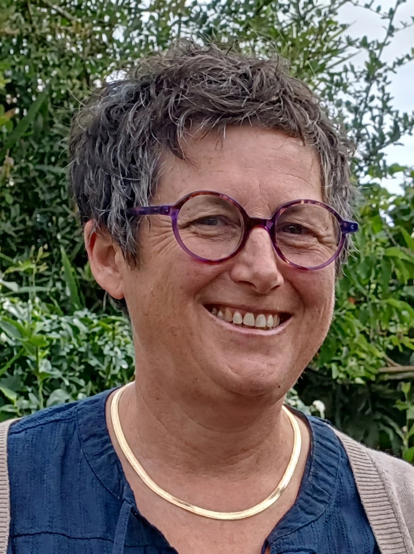 Nathalie Le Hir, praticienne et fondatrice de Quiétude Massage à Brest, souriante dans son jardin.