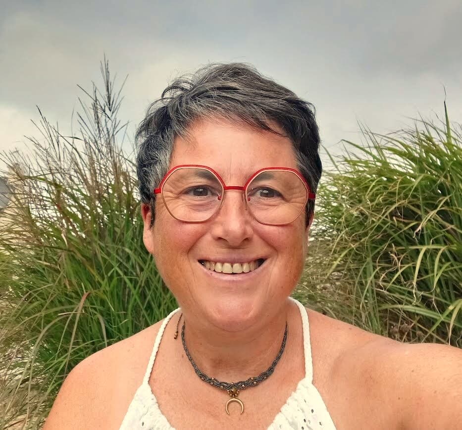 Nathalie Le Hir, praticienne et fondatrice de Quiétude Massage à Brest, portrait souriant.