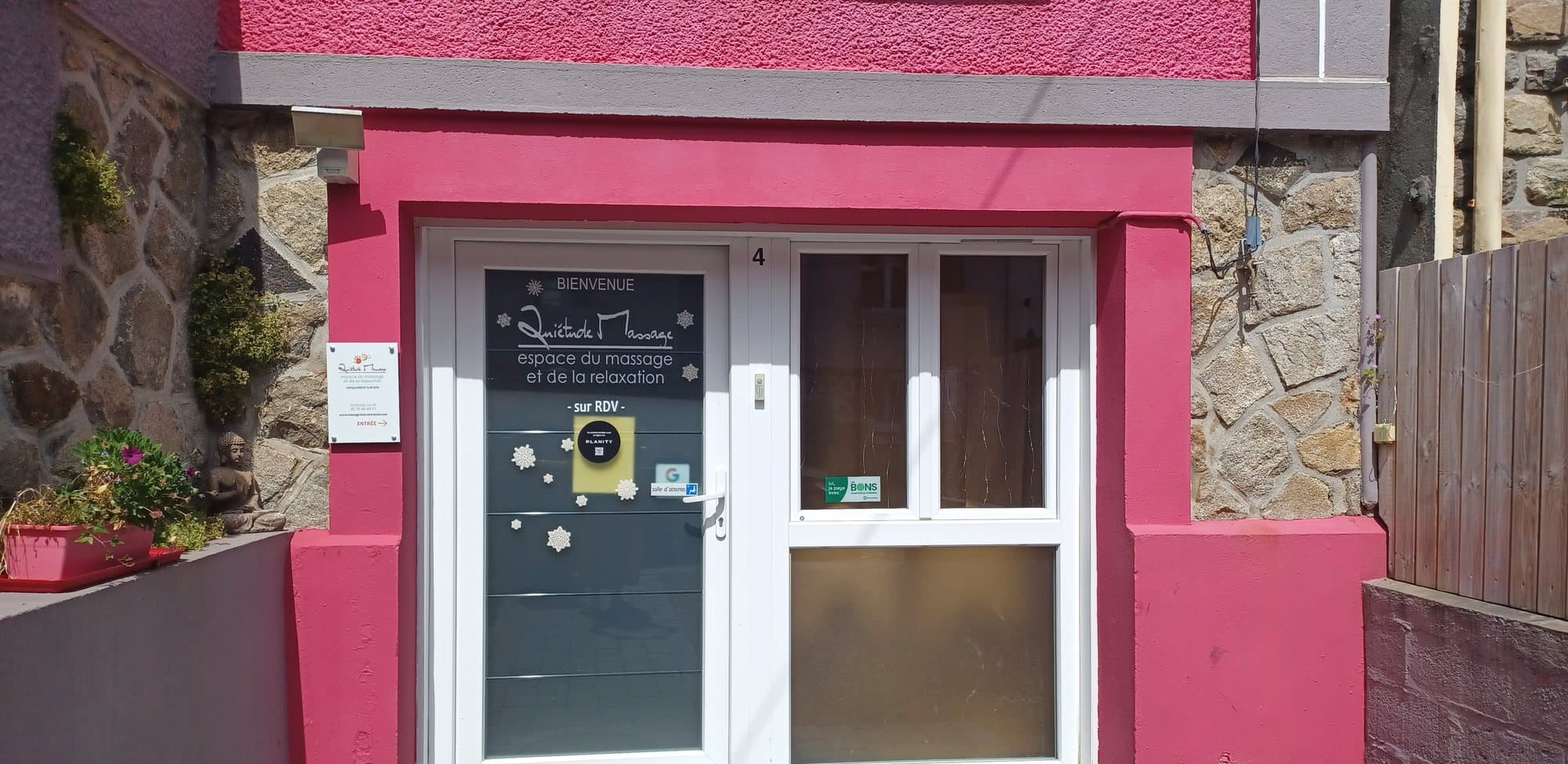 Devanture de Quiétude Massage, la maison framboise au 4 rue Jules Favre à Brest, espace du massage et de la relaxation.