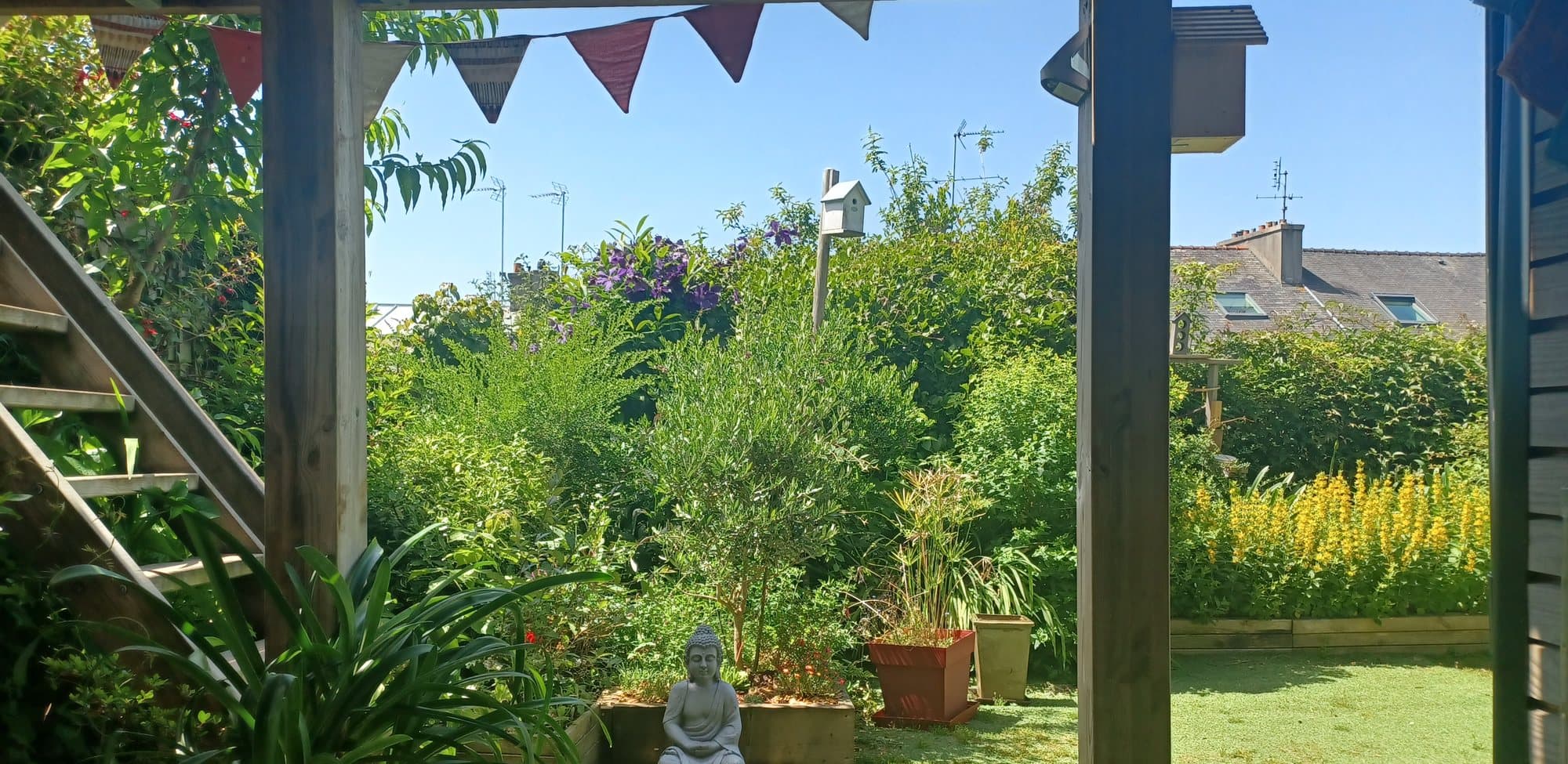 Jardin de Quiétude à Brest, statue de Bouddha, fanions et verdure, un coin paisible à deux pas du centre.